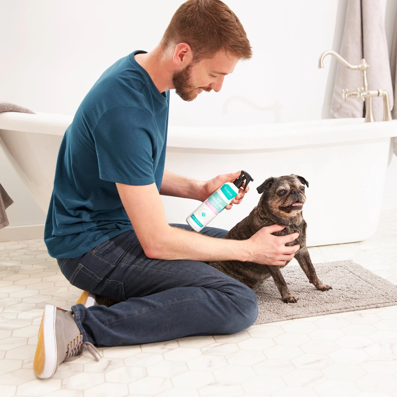 Frisco Aloe Hydrating Dog & Cat Spray, Sweet Nectar Scent 5 Frisco Aloe Hydrating Dog & Cat Spray, Sweet Nectar Scent - Image 3